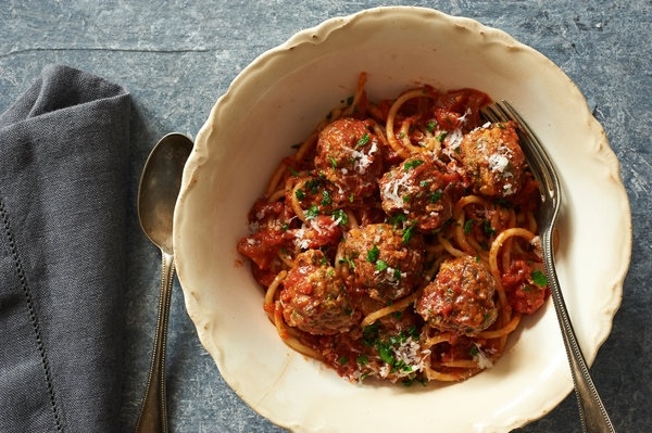 Vào bếp làm Spaghetti thịt viên sốt cà chua