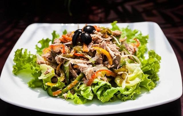 Salad cá ngừ đơn giản mà siêu ngon