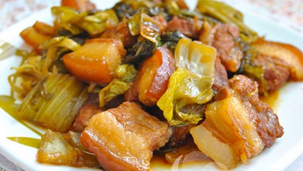 Món thịt kho dưa cải chua có thể được kết hợp với những món ăn khác để tạo thành bữa ăn phong phú?
