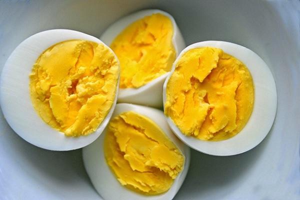 Bóc vỏ trứng đúng cách giúp trứng đẹp hơn