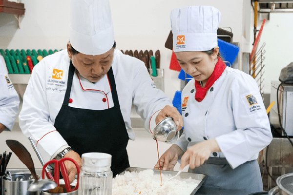 hoc nau an gia dinh thu hut noi tro tham gia