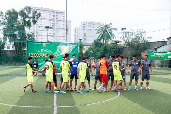 thi đấu bóng đá giữa giảng viên và học viên