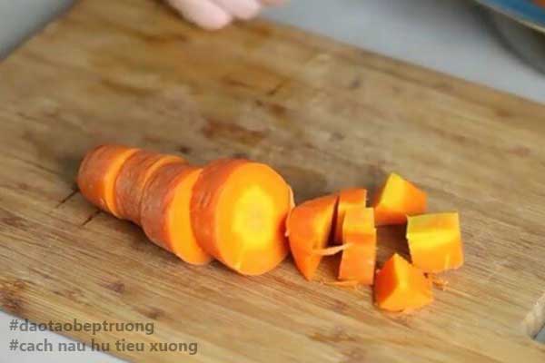 sơ chế cà rốt nấu hủ tiếu xương