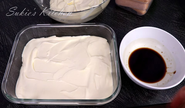 Lặp lại các bước xếp phần bánh sampa và kem