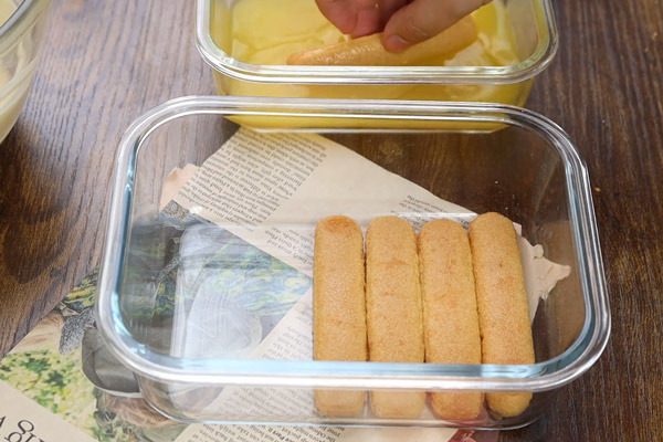 Nhúng nhanh tay bánh sampa qua hỗn hợp nước chanh