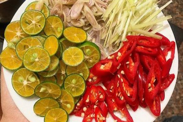 Cắt các nguyên liệu ngâm cùng chân gà.