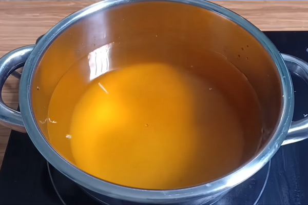 Đun sôi hỗn hợp nước ngâm chân gà