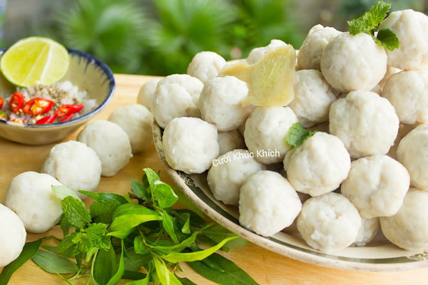 Cá viên và kim chi bày sẵn ra đĩa