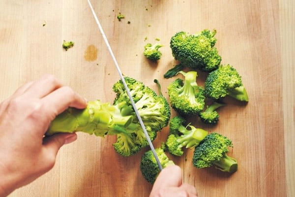 Cắt súp lơ ra thành miếng nhỏ