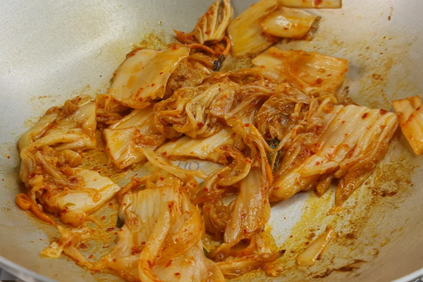 Nấu nước dùng cho mì cay