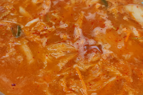 Nêm nếm tất cả gia vị, đun sôi và tắt bếp