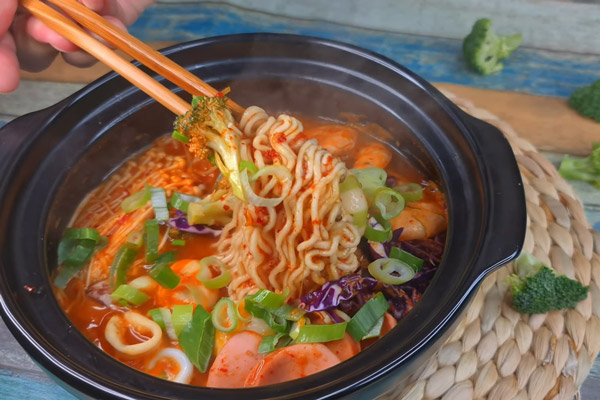 Thành phẩm tô mì cay thơm lừng,