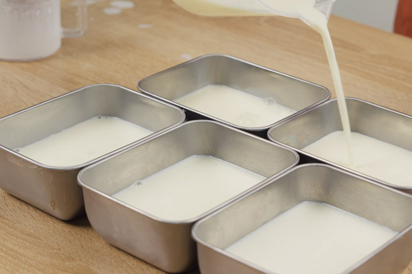 Chuẩn bị các khay để tạo màu