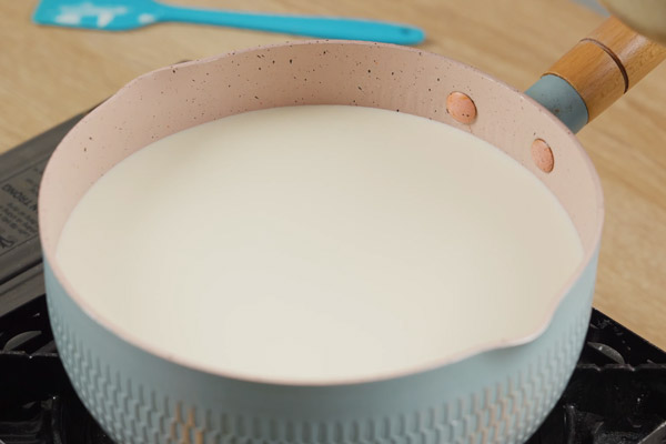 Nấu hỗn hợp sữa nóng ấm, không để sôi