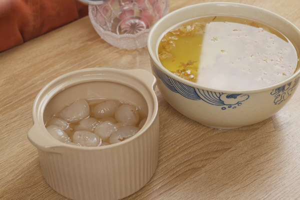 Ngâm cùi nhãn cùng nước đường hoa nhài đã nấu