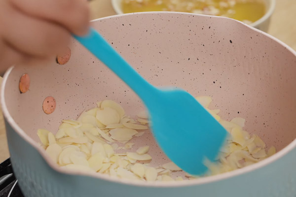 Rang hạnh nhân vàng xém